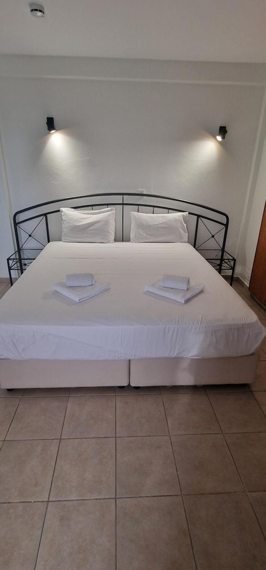 Y & P Latchi Hotel Værelse billede